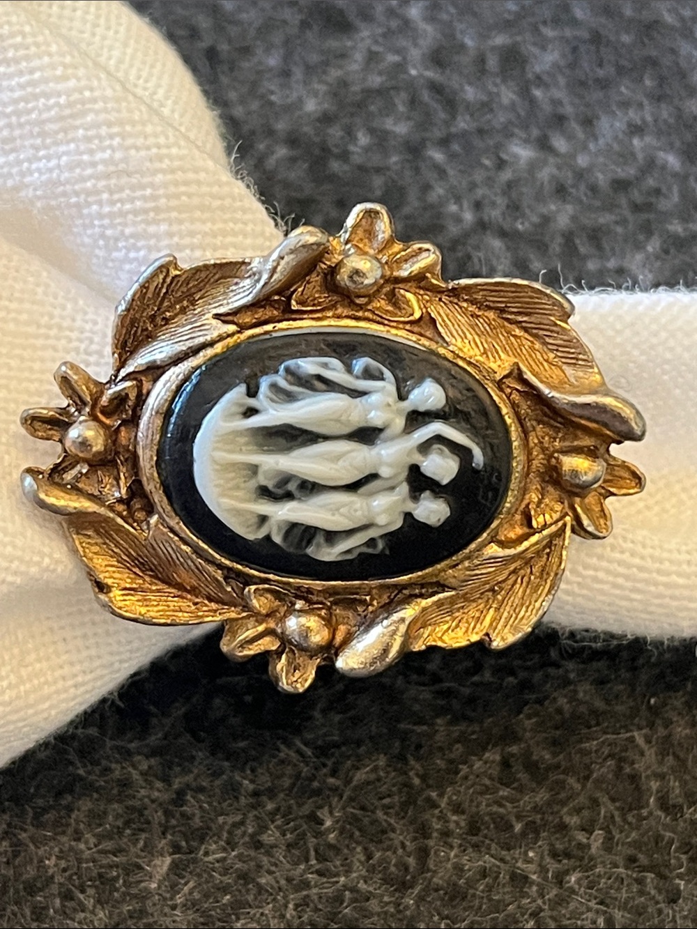 CAMEO RING - Picture 2 of 6
